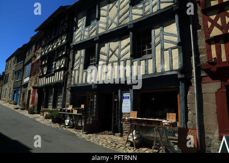 Edifici medievali in Rue Ernest Renan, Treguier, Cotes d'Armor Bretagna, Francia Foto Stock