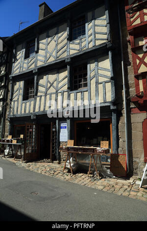 Edifici medievali in Rue Ernest Renan, Treguier, Cotes d'Armor Bretagna, Francia Foto Stock