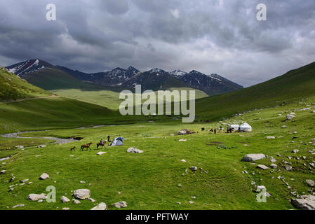 Horserider kirghisa, Jyrgalan Valley, Kygyzstan Foto Stock