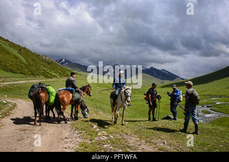 Horserider kirghisa, Jyrgalan Valley, Kygyzstan Foto Stock