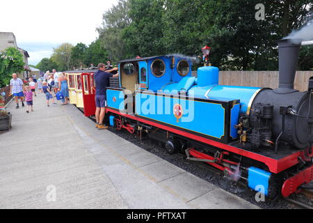 Blu di un treno a vapore su Kirklees Light Railway a Clayton West, nel West Yorkshire Foto Stock