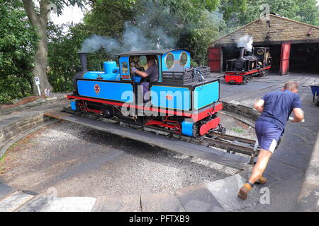 Blu di un treno a vapore su Kirklees Light Railway a Clayton West, nel West Yorkshire Foto Stock