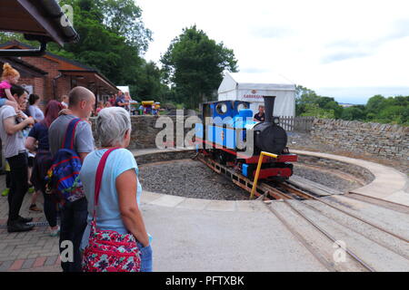 Blu di un treno a vapore su Kirklees Light Railway a Clayton West, nel West Yorkshire Foto Stock