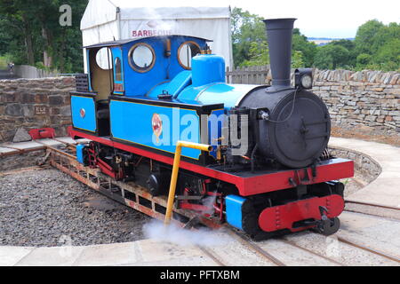 Blu di un treno a vapore su Kirklees Light Railway a Clayton West, nel West Yorkshire Foto Stock