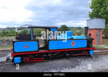 Blu di un treno a vapore su Kirklees Light Railway a Clayton West, nel West Yorkshire Foto Stock
