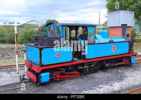 Blu di un treno a vapore su Kirklees Light Railway a Clayton West, nel West Yorkshire Foto Stock