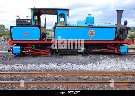 Blu di un treno a vapore su Kirklees Light Railway a Clayton West, nel West Yorkshire Foto Stock