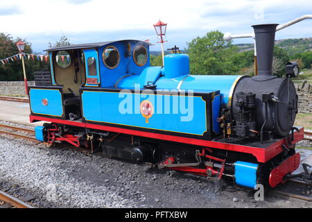 Blu di un treno a vapore su Kirklees Light Railway a Clayton West, nel West Yorkshire Foto Stock