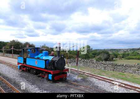 Blu di un treno a vapore su Kirklees Light Railway a Clayton West, nel West Yorkshire Foto Stock