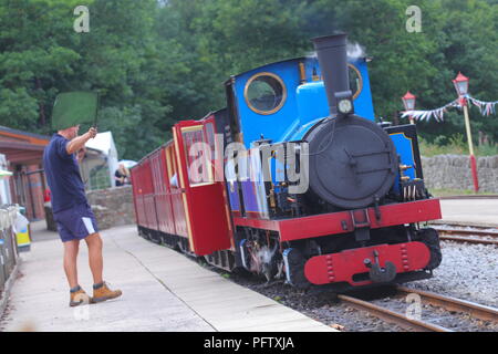 Blu di un treno a vapore su Kirklees Light Railway a Clayton West, nel West Yorkshire Foto Stock