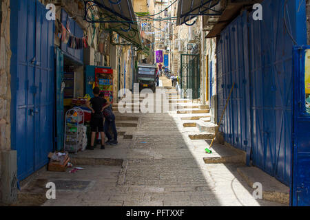 10 maggio 2018 una tipica strada stretta con le piccole imprese nel quartiere arabo della città vecchia di Gerusalemme Israele Foto Stock