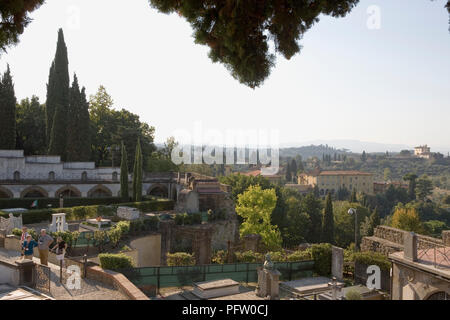 Il Cimitero delle Porte Sante di fronte a San Miniato al Monte, Firenze, Toscana, Italia, con una bellissima vista al di là Foto Stock