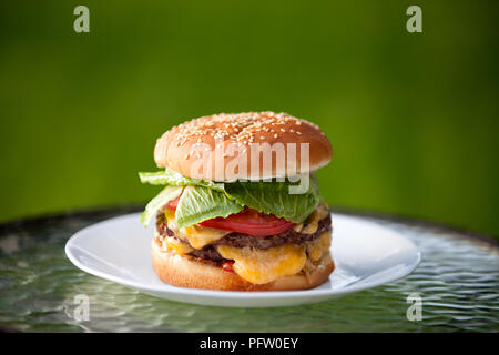 Big Cheeseburger con formaggio fuso e di sesamo bun Foto Stock