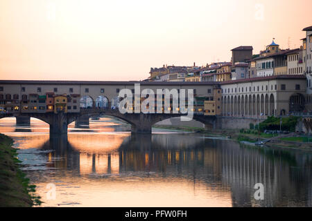 Tramonto sul fiume Arno in Firenze, Toscana, Italia, con il Ponte Vecchio che attraversano il fiume: dal Lungarno Torrigiani in Oltrarno Foto Stock