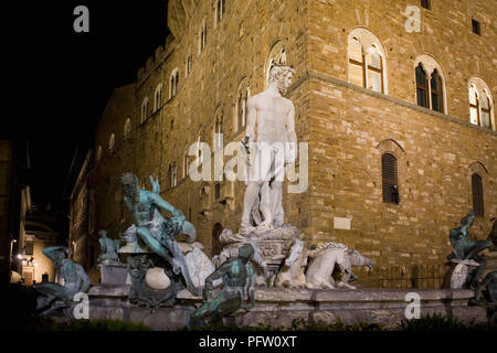 Il Palazzo Vecchio e la fontana del Nettuno, Piazza della Signoria, Firenze, Toscana, Italia, illuminata di notte Foto Stock