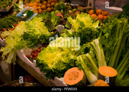 Display a colori di verdure su un cibo in stallo il Mercato Centrale di San Giovanni, Firenze, Italia Foto Stock