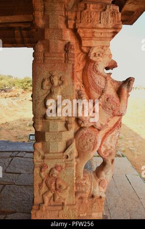 "Chiudere la vista del cavallo Cavaliere pilastro della Kudure gombe. (cavallo giocattolo) mandapa, Hampi, Karnataka' Foto Stock