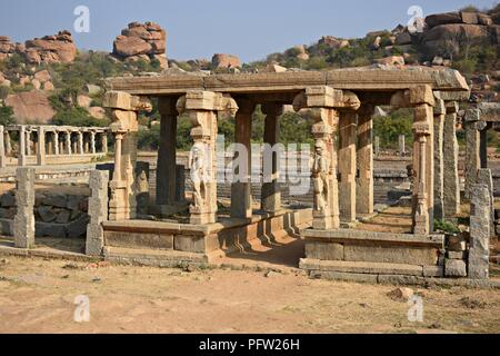 "Uno dei padiglioni di Vitthala bazaar street vicino Vijaya Vitthala tempio, Hampi, Karnataka' Foto Stock