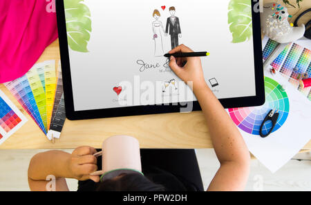 Designer che lavorano su invito a nozze con una tavoletta e una penna. Tutti i grafici dello schermo sono costituiti. Foto Stock