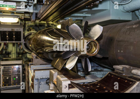 Cherbourg-Octeville, Francia - 22 Maggio 2017: vista del siluro all interno del sottomarino nucleare Le temibile della Marina Francese in museo marittimo 'C Foto Stock