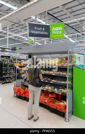 Modello rilasciato acquisti del cliente per i prodotti alimentari in un supermercato Asda, Asda, Bury St Edmunds, Suffolk REGNO UNITO Foto Stock