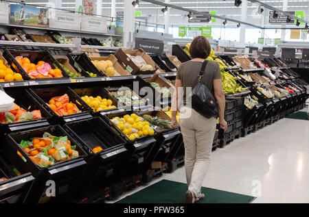 Un modello ha rilasciato il cliente shopping nella alimentari Asda supermercato Aisle, Asda, Bury St Edmunds, Suffolk UK Foto Stock