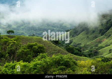 Nuvole appesi nelle colline di Monteverde Foto Stock