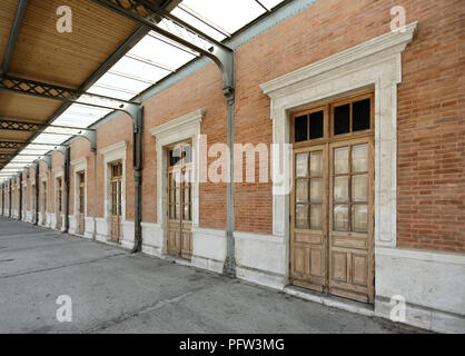 Vecchie porte in prospettiva su un muro di mattoni. Foto Stock