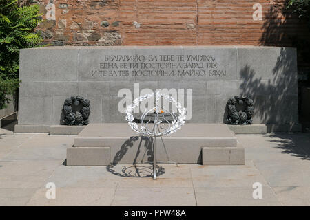 Monumento al Milite Ignoto al di fuori di una chiesa di Santa Sofia, Sofia Bulgaria, Europa Foto Stock