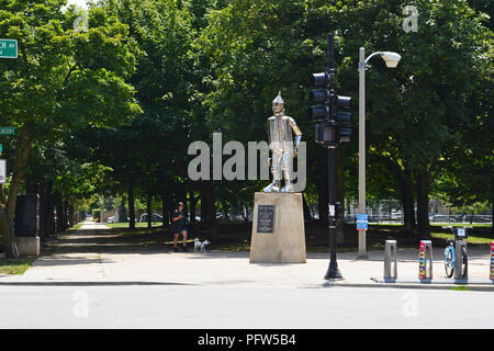 L'Uomo di stagno statua che accoglie i visitatori in corrispondenza della zona di spigolo di Webster e Lincoln Avenue all'entrata di Oz Park di Chicago's Lincoln Park quartiere. Foto Stock