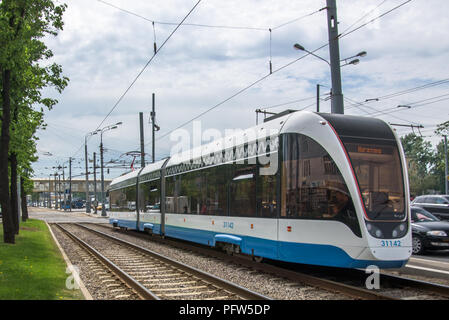 Russia, Mosca - Maggio 21, 2018: moderno city tram vista prospettica posteriore Foto Stock