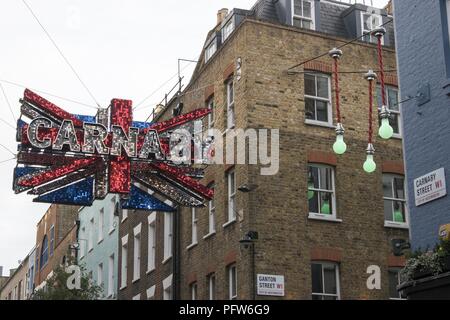 Bandiera inglese Carnaby segno davanti dei vecchi edifici, Carnaby Street a Londra, Inghilterra, 28 ottobre 2017. () Foto Stock