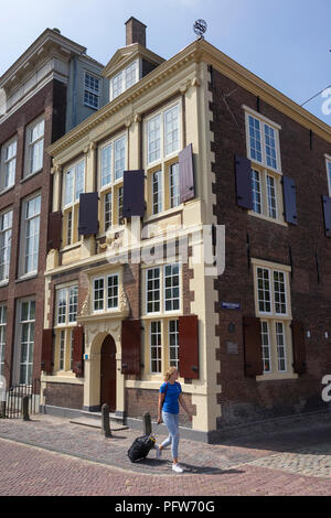 Leiden, Paesi Bassi - Luglio 17, 2018: monumento storico La Bibliotheca Thysiana edificio all'angolo altri Rapenburg Foto Stock