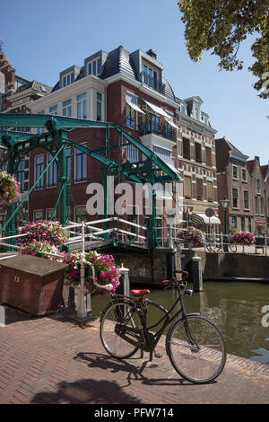 Leiden, Paesi Bassi - 3 Agosto 2018: vista su un Leiden storico canal e ponte levatoio in estate chiamato Oude Rijn Foto Stock