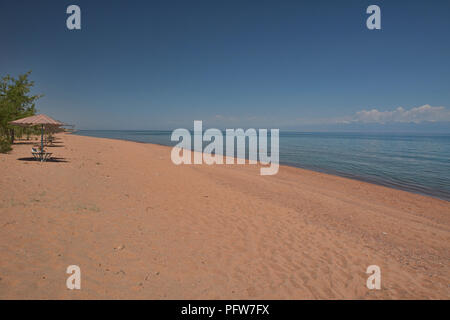 Spiaggia vuota lungo Issyk Kul Lago, Kirghizistan Foto Stock