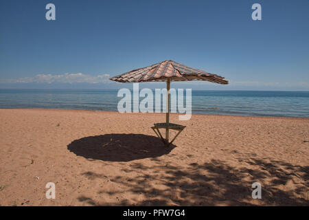 Spiaggia vuota lungo Issyk Kul Lago, Kirghizistan Foto Stock