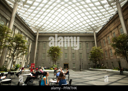 Il Atrium presso la National Portrait Gallery di Washington, DC. Foto Stock