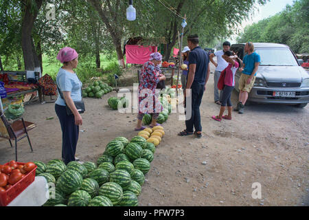 I cocomeri per la vendita dal ciglio della strada, SSL, Kirghizistan Foto Stock