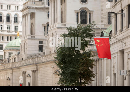 Rosso La bandiera nazionale cinese si blocca al di fuori della Banca di Cina sulla strada Lothbury CE2 nella città di Londra - la capitale del distretto finanziario, il 21 agosto 2018, a Londra, in Inghilterra. In un momento in cui il Comitato economico e gli investimenti immobiliari di accordi tra la Gran Bretagna e la Cina sono state confermate, i cinesi di stato comunista la presenza nel capitale del Regno Unito sta diventando sempre più evidente. Foto Stock