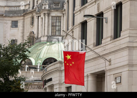 Rosso La bandiera nazionale cinese si blocca al di fuori della Banca di Cina sulla strada Lothbury CE2 nella città di Londra - la capitale del distretto finanziario, il 21 agosto 2018, a Londra, in Inghilterra. In un momento in cui il Comitato economico e gli investimenti immobiliari di accordi tra la Gran Bretagna e la Cina sono state confermate, i cinesi di stato comunista la presenza nel capitale del Regno Unito sta diventando sempre più evidente. Foto Stock