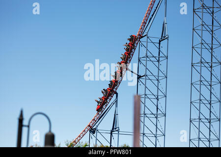 Roller Coaster cars scendere la collina più grande su Superman: Ride di acciaio al Six Flags America in alto Marlboro, Maryland. Foto Stock