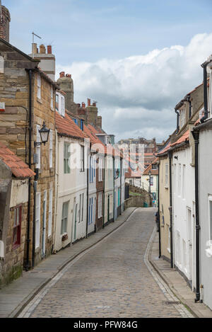 Henrietta Street nella storica cittadina di Whitby, North Yorkshire, Inghilterra. Foto Stock