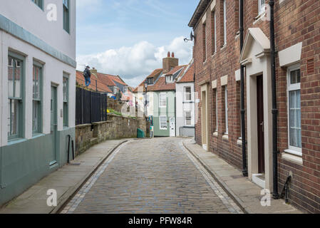 Henrietta Street nella storica cittadina di Whitby, North Yorkshire, Inghilterra. Foto Stock