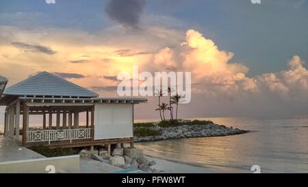 Cielo caraibico, formazioni di nubi durante il tramonto sulla Repubblica Dominicana. Foto Stock