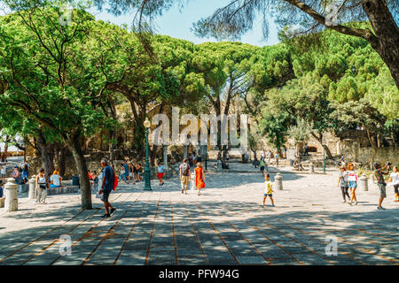 Lisbona, Portogallo - Agosto 21, 2017: i turisti che visitano il castello moresco di Sao Jorge Foto Stock