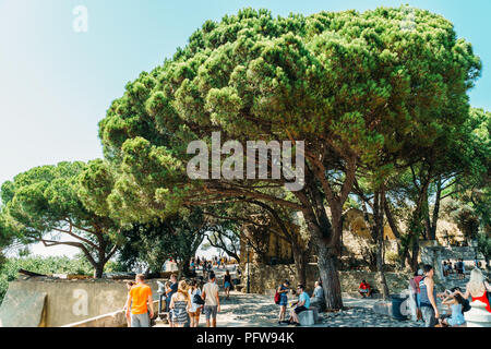 Lisbona, Portogallo - Agosto 21, 2017: i turisti che visitano il castello moresco di Sao Jorge Foto Stock