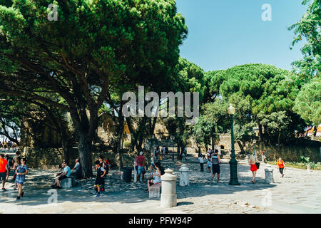 Lisbona, Portogallo - Agosto 21, 2017: i turisti che visitano il castello moresco di Sao Jorge Foto Stock