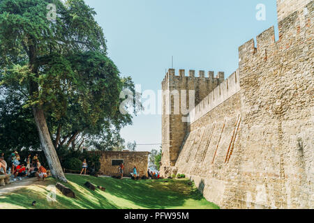 Lisbona, Portogallo - Agosto 21, 2017: i turisti che visitano il castello moresco di Sao Jorge Foto Stock