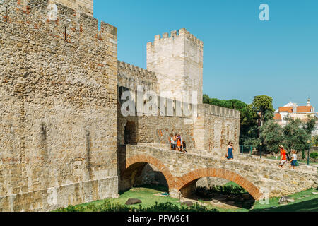 Lisbona, Portogallo - Agosto 21, 2017: i turisti che visitano il castello moresco di Sao Jorge Foto Stock