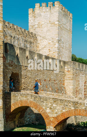 Lisbona, Portogallo - Agosto 21, 2017: i turisti che visitano il castello moresco di Sao Jorge Foto Stock